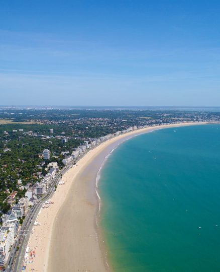 Ein Luftbild der Wasserfront von La Baule in Loire Atlantique