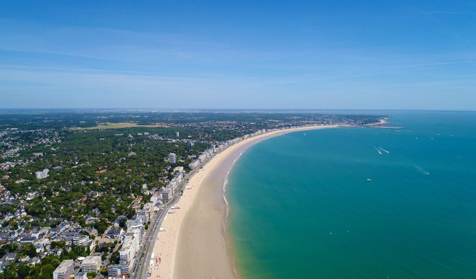 Ein Luftbild der Wasserfront von La Baule in Loire Atlantique